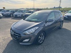 Grau Gebraucht 2016 Hyundai i30 Trend Kombi | 8.990 € (Fairer Preis)