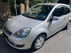 Silber Gebraucht 2008 Ford Fiesta Ambiente Limousine | 1.999 € (Fairer Preis)