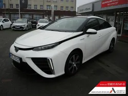 Weiß metallic Gebraucht 2015 Toyota Mirai Limousine | 15.980 € (Etwas zu teuer)