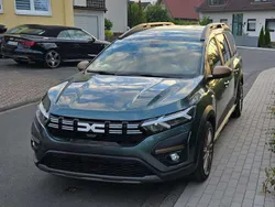 Grün Gebraucht 2024 Dacia Jogger Extreme Kombi | 20.500 € (Fairer Preis)