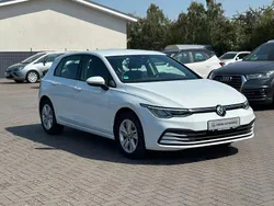 Weiß Gebraucht 2022 VW Golf VIII Life Limousine | 18.790 € (Guter Preis)