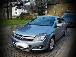 Grau Gebraucht 2008 Opel Astra GTC Limousine | 2.000 € (Etwas zu teuer)