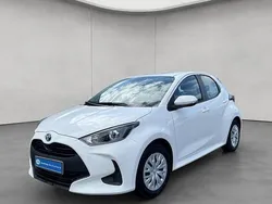 Weiß Gebraucht 2022 Toyota Yaris Hybrid Comfort Limousine | 16.490 € (Guter Preis)