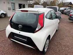 Weiß Gebraucht 2019 Toyota Aygo X-play Kleinwagen | 6.600 € (Fairer Preis)