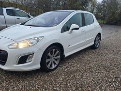 Weiß Gebraucht 2011 Peugeot 308 Premium Limousine | 2.300 €