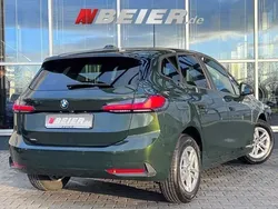 Grün (sanremo green metallic) Gebraucht 2023 BMW 218 Performance Van / Kleinbus | 28.990 € (Guter Preis)
