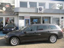 Grau Gebraucht 2023 VW Passat Business Kombi | 30.998 € (Teuer)