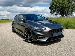 Grau Gebraucht 2019 Ford Focus ST-Line Limousine | 17.700 € (Fairer Preis)