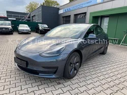 Grau Gebraucht 2021 Tesla Model 3 Standard Range Plus Limousine | 20.990 € (Fairer Preis)