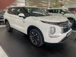 Weiß Gebraucht 2025 Mitsubishi Outlander P-HEV Basis SUV | 43.990 €