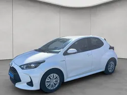 Weiß Gebraucht 2021 Toyota Yaris Hybrid Business Edition Limousine | 15.990 € (Fairer Preis)