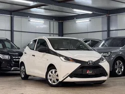 Weiß Gebraucht 2016 Toyota Aygo Business Edition Kleinwagen | 6.890 € (Guter Preis)