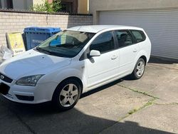 Weiß Gebraucht 2007 Ford Focus Limousine | 2.100 € (Fairer Preis)