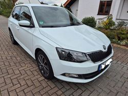 Weiß Gebraucht 2015 Skoda Fabia Kleinwagen | 9.600 € (Fairer Preis)