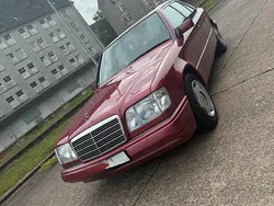 Rot Gebraucht 1995 Mercedes E220 Limousine | 7.500 €