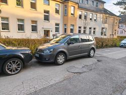 Grau Gebraucht 2014 VW Touran Match Van / Kleinbus | 13.900 € (Fairer Preis)