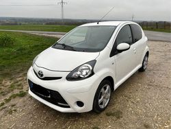 Weiß Gebraucht 2013 Toyota Aygo Kleinwagen | 4.500 € (Fairer Preis)