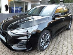 Obsidianschwarz metallic Gebraucht 2024 Ford Focus ST-Line X Limousine | 25.990 € (Fairer Preis)
