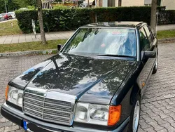 Schwarz Gebraucht 1990 Mercedes E200 Limousine | 5.950 €