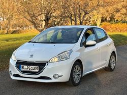Weiß Gebraucht 2014 Peugeot 208 Kleinwagen | 4.399 € (Guter Preis)