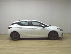 Weiss Gebraucht 2019 Opel Astra Limousine | 8.980 € (Guter Preis)
