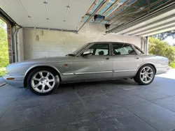 Grau Gebraucht 1998 Jaguar XJR Limousine | 31.900 €
