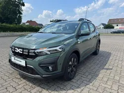 Grün Neu 2025 Dacia Sandero Expression Kleinwagen | 22.980 € (Etwas zu teuer)