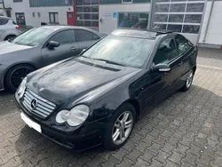 Schwarz (metallic) Gebraucht 2002 Mercedes C180 Coupé | 4.999 € (Teuer)