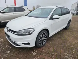 Pure white Gebraucht 2019 VW Golf VII Highline Kombi | 21.900 € (Teuer)