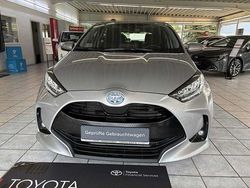 Shimmering silver metallic Gebraucht 2023 Toyota Yaris Hybrid Basis Limousine | 23.990 € (Etwas zu teuer)