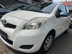 Weiß Gebraucht 2009 Toyota Yaris Basis Kleinwagen | 2.900 € (Fairer Preis)