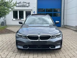 Grau Gebraucht 2020 BMW 330e Sport Line Kombi | 23.999 € (Fairer Preis)