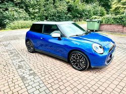 Blau Gebraucht 2024 Mini Cooper SE Favoured Kleinwagen | 25.000 €