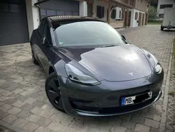 Grau Gebraucht 2022 Tesla Model 3 Standard Range Plus Limousine | 29.000 € (Fairer Preis)