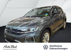 Grau (indiumgrau metallic/schwarz) Gebraucht 2024 VW T-Roc Pro SUV | 29.940 € (Fairer Preis)