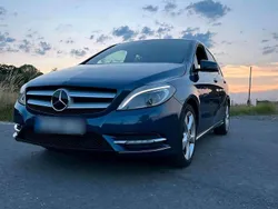 Blau Gebraucht 2012 Mercedes B200 Edition 1 Van / Kleinbus | 10.500 € (Fairer Preis)