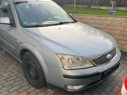 Silber Gebraucht 2004 Ford Mondeo Kombi | 750 €
