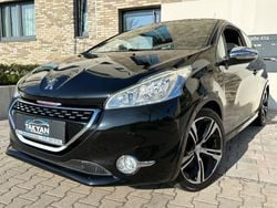 Lackierung schwarz perla nera/ Gebraucht 2015 Peugeot 208 GTi Kleinwagen | 13.990 €
