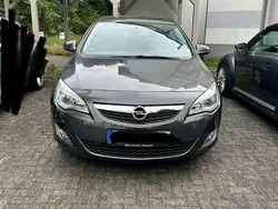 Grau Gebraucht 2011 Opel Astra Edition Limousine | 5.000 € (Fairer Preis)