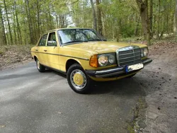 Gelb Gebraucht 1978 Mercedes 240 Limousine | 16.900 €