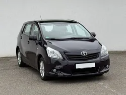 Rot Gebraucht 2011 Toyota Verso Edition Van / Kleinbus | 5.990 € (Guter Preis)