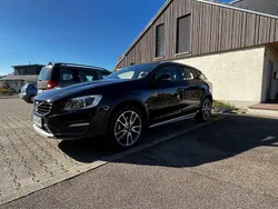 Schwarz Gebraucht 2016 Volvo V60 CC Momentum Kombi | 20.250 € (Etwas zu teuer)