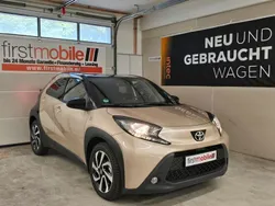 Ginger beige (4u9)/ black mica Gebraucht 2023 Toyota Aygo Pulse Kleinwagen | 13.600 € (Superpreis)