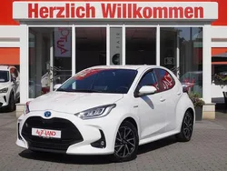 Weiß Gebraucht 2021 Toyota Yaris Hybrid Team Limousine | 20.950 € (Etwas zu teuer)