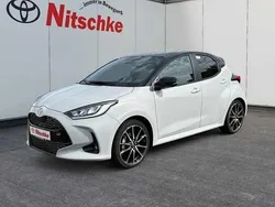 Grau Neu 2024 Toyota Yaris Hybrid Sport Limousine | 29.990 € (Guter Preis)
