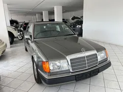 Grau Gebraucht 1991 Mercedes E230 Limousine | 11.998 €