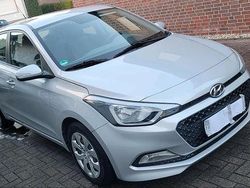 Silber Gebraucht 2016 Hyundai i20 Active Limousine | 6.790 € (Fairer Preis)