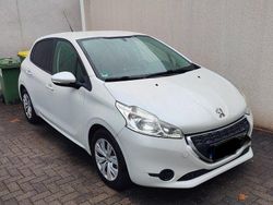 Weiß Gebraucht 2015 Peugeot 208 Access Kleinwagen | 5.500 € (Fairer Preis)