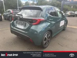 Grün Neu 2025 Toyota Yaris Hybrid Limousine | 28.499 € (Etwas zu teuer)