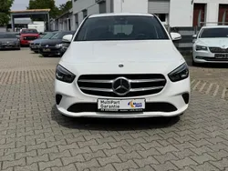 Weiß Gebraucht 2020 Mercedes B180 Van / Kleinbus | 18.999 € (Fairer Preis)